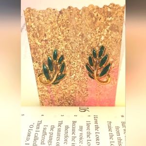 80s ❤️leaves Enamel green Gold tone Earrings EUC Boho Hippie retro lovely